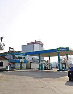 Alpet istasyonu ve arkasında Dölek Un binası, Çorum